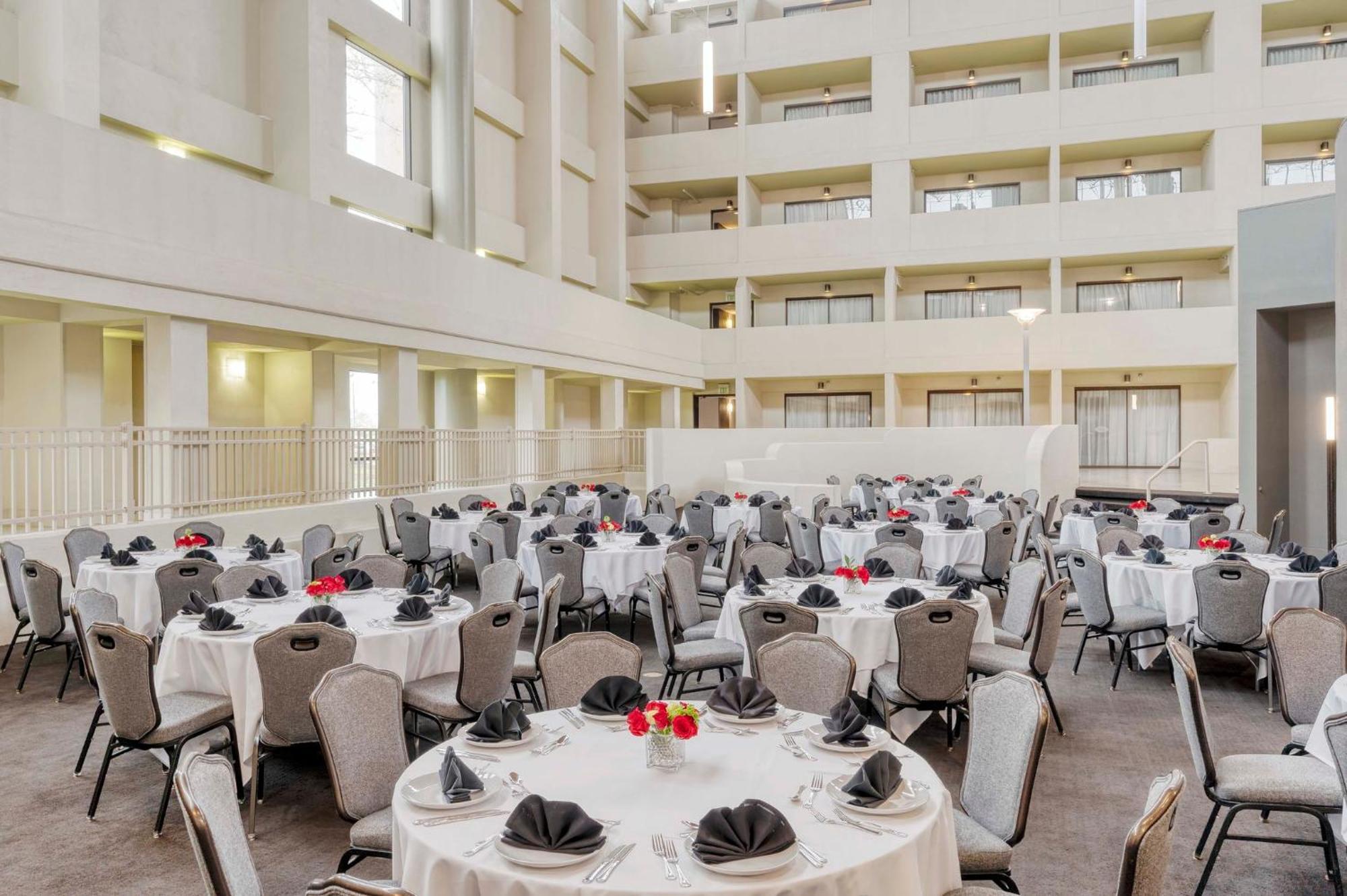Crowne Plaza Indianapolis-Airport By Ihg Hotell Exteriör bild