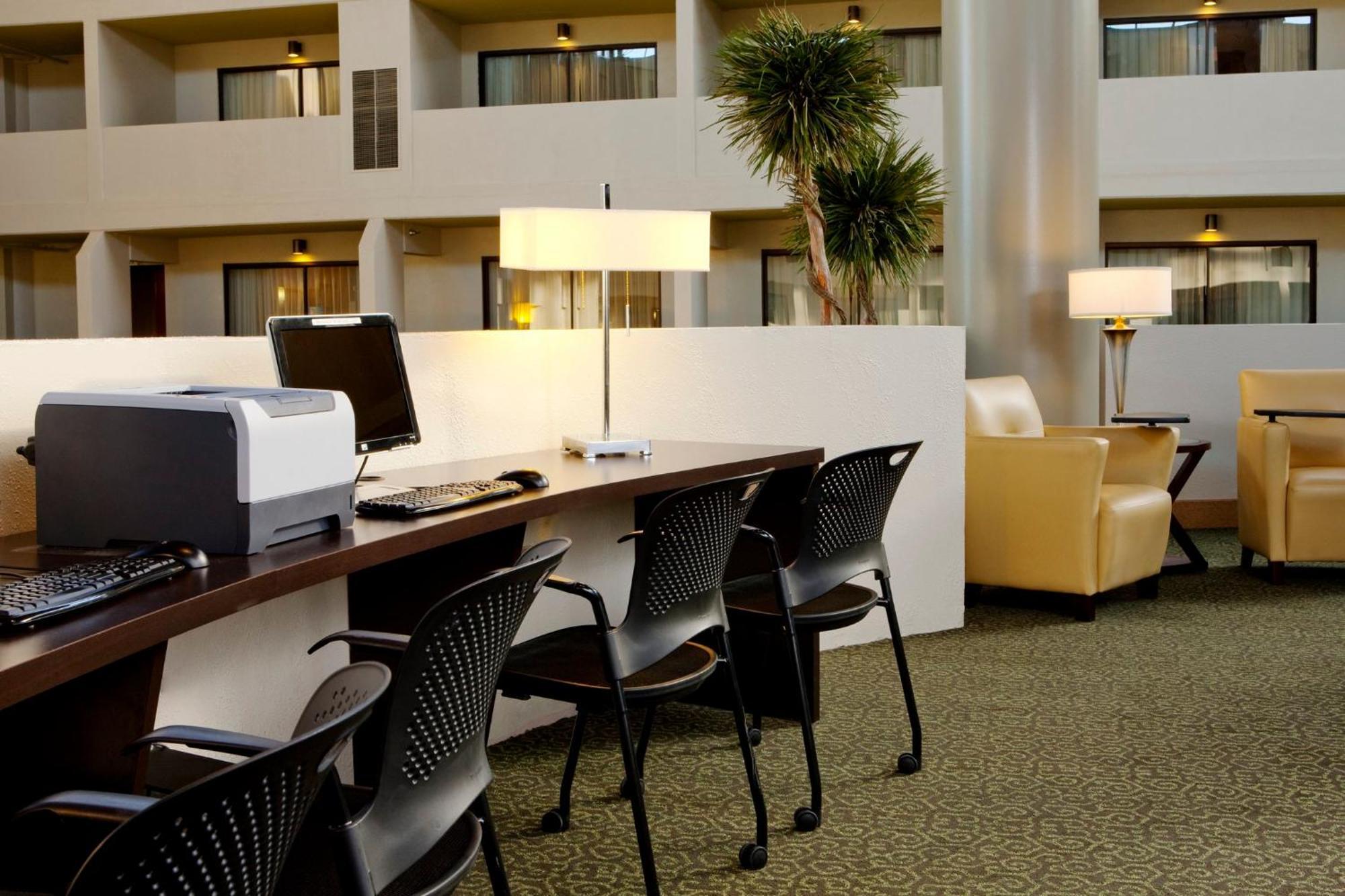 Crowne Plaza Indianapolis-Airport By Ihg Hotell Exteriör bild
